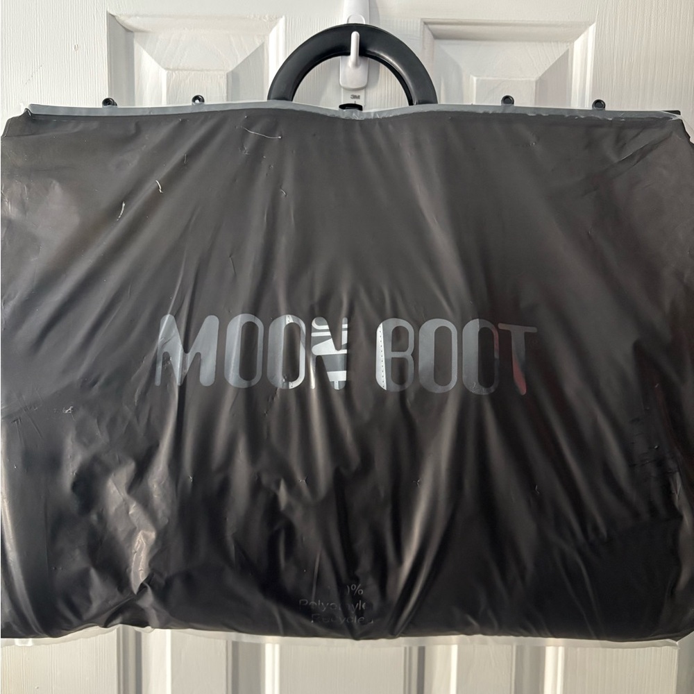 Moon Boot Classic Black Snow Boots - Picture 6 of 6